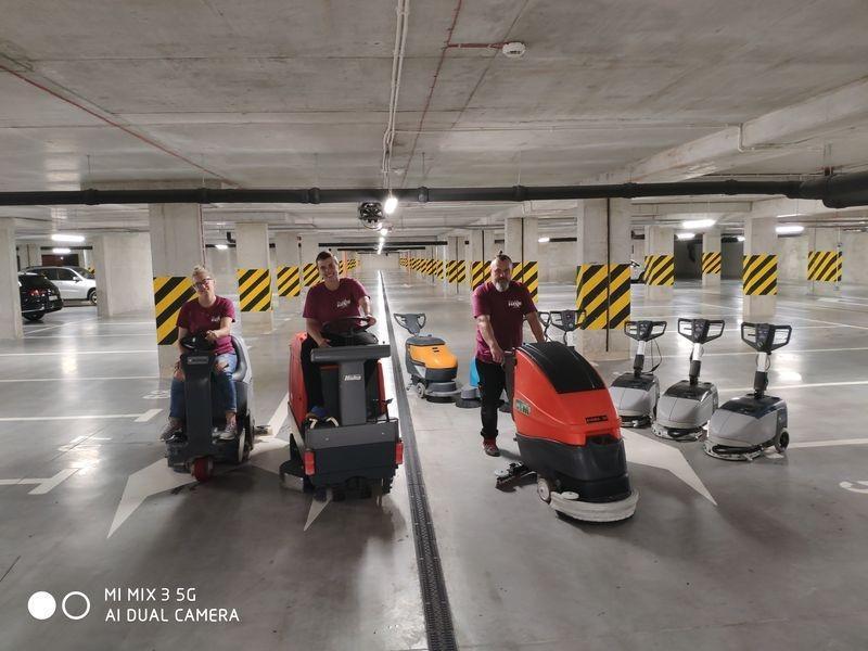 Ekipa sprzątająca prakingi